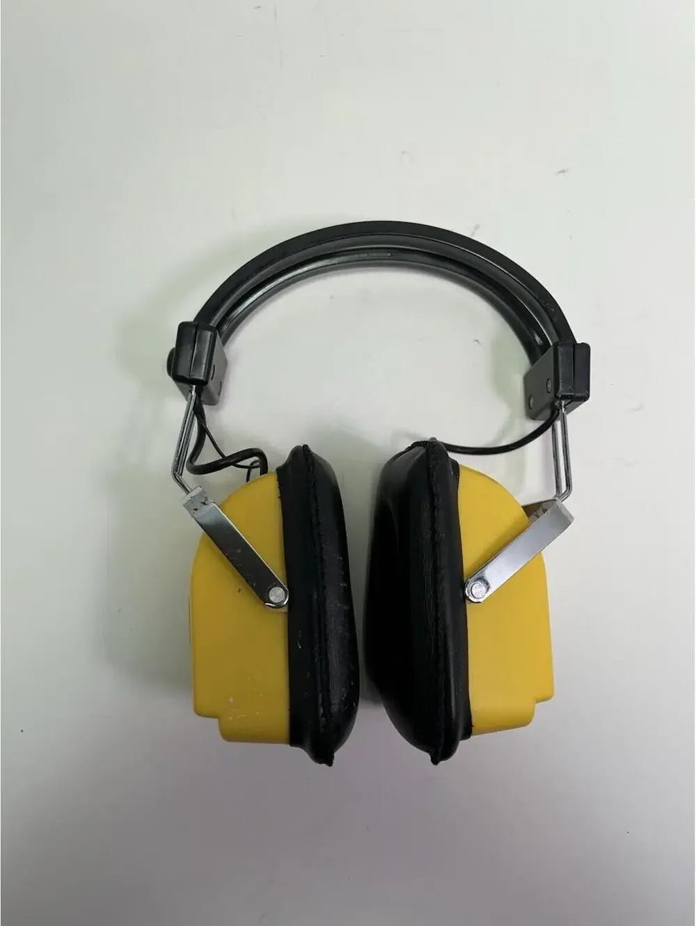 Vintage Gran Prix AM-FM Radio Yellow Headphones HP9000 Tested And Working 9-volt